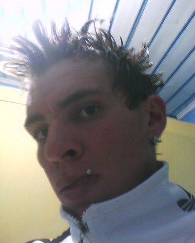 Sou da familia Remelexo ,amo dançar,soltero,geminiano,simpático,sincero,amigo,companheiro...