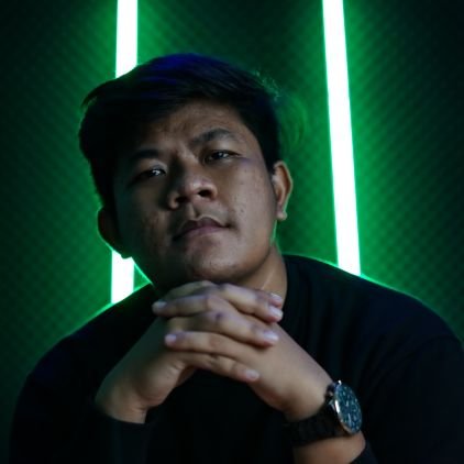 Penikmat sepak bola pada umumya.
Kalo ga percaya, cek bio.