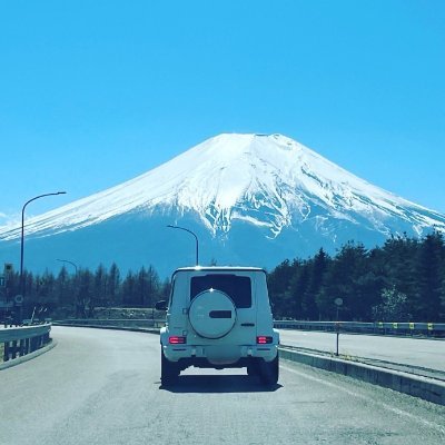 私は幼い頃から車に魅了されており、特にスポーツカーやクラシックカーに強い興味を持っています。車のデザインや性能、運転する楽しさに心を奪われ、週末にはドライブに出かけたり、車のイベントに参加したりしています。💨