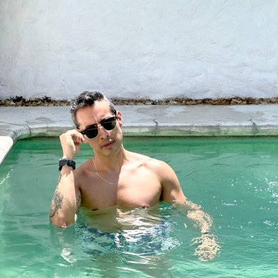 Arquitecto • Tatuado • Adicto al café y siempre tengo hambre • Mi mamá dice que estoy bien guapo y los hotcakes me esponjan bien bonito • Beyoncé es mi pastor.