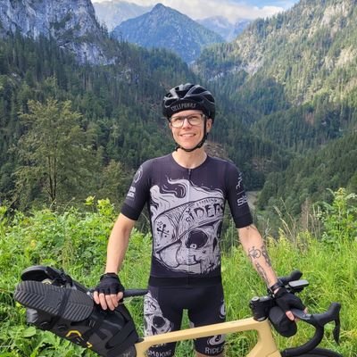 Jag cyklar runt i världen, jag spelar på gator och torg.
100% guatemalsueco.