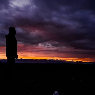 Cuídate de quienes aman a Dios y no al prójimo y de quienes aman a la patria y no a sus compatriotas.