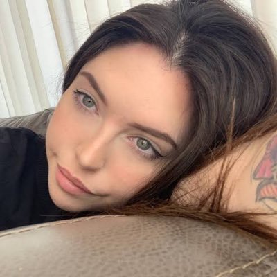 Hey 👋 everyone ❤️🩹 I’m here for massage therapy with cool ending and I do art work for a living also 💕