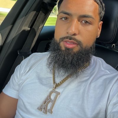 robertarce27's profile picture. 