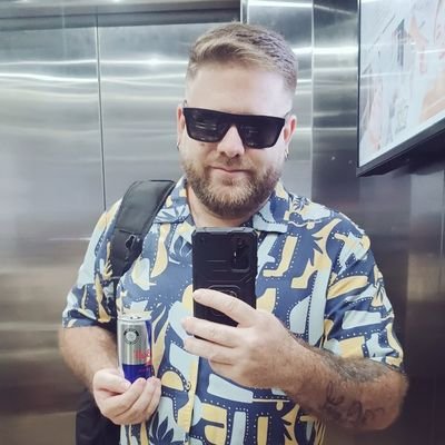 Locutor y maestro pokémon.
Catador de solteritas y buñuelos.
Chismoso profesional. Amante de los memes y de mamar gallo.
S.D.V.S.F.