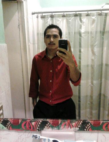 soi aperlado de piel, ojos color miel,soi muy jugueton bromista,amoroso y no se decir mas
