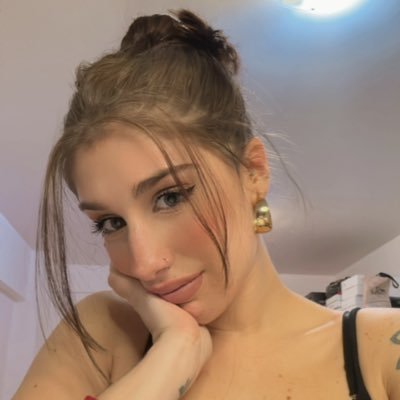 CandelaOnly_'s profile picture. I constantly update my profile💙🤍 with content that will leave you breathless – come and see for yourself.