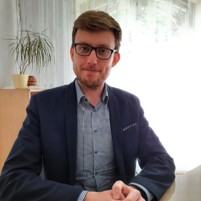 Lekarz psychiatra. Interesują się polityką i gospodarką.
Murem za Ukrainą. Opinie prywatne
