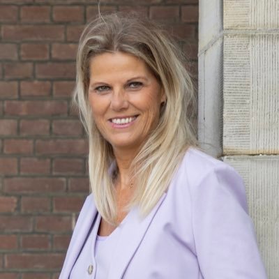 moeder van 2 geweldige boys | echtgenote | PSV | kan niet zonder humor en zelfspot | werknemer | huisvrouw maar die baan zou ik graag opzeggen