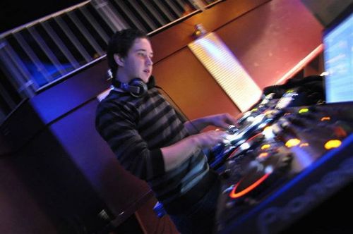 Druk druk druk hiero! Snoepjesmaker, Lightjockey, DJ, Studioshizzle en soms wat graphic-designs. ControlAltDelete!