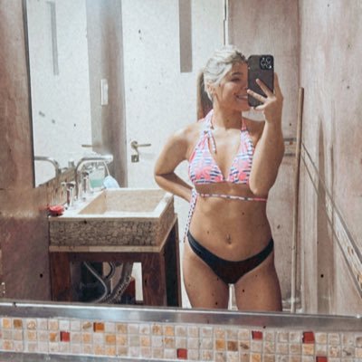 avrillopezzz's profile picture. 