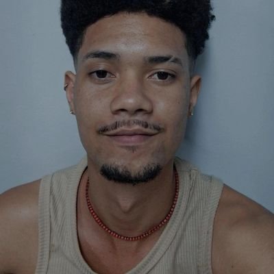 Olá, me chamo Antônio 👋🧩
Apenas um universitário, desorganizado e irresponsável financeiramente.
Não sei matemática básica e nem regras da ABNT