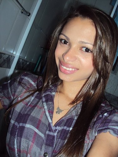 Apenas uma menima com aparenci pequena mas tem um coração bem grande ..Uma menima com 18 Anos aprendendo dar valor na vida agora...