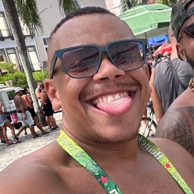 Personal trainer, GRESILENSE, passista aposentado, carioca, flamenguista, namorado, preto. tudo isso, porém não necessariamente nessa ordem.
