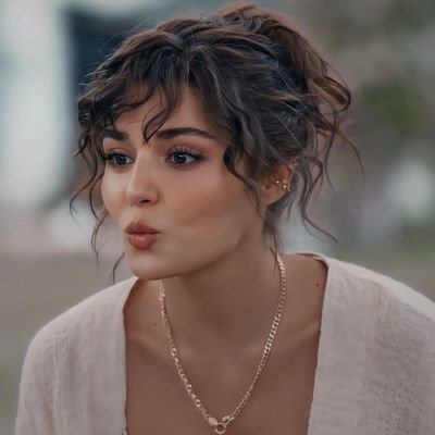 Sou uma desocupada cheia de afazeres...
🔆
Foto de perfil: Atriz turca Hande Erçel interpretando a personagem Eda Yildiz.