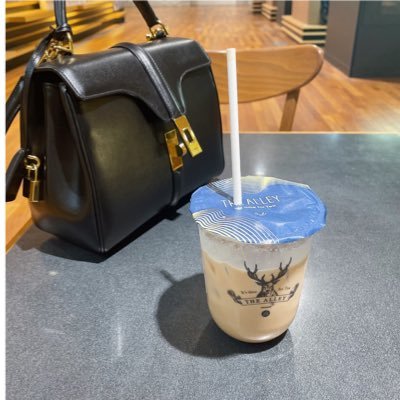 元某ラグジュアリーブランドショップ店員 💎今はただのブランド好きアラサー独身OL兼フリーランス🙋♀️自分で稼いだお金で好きなもの買うのが何よりもの幸せ🛍️ hermes,celine,fendi,ralphlauren etc…🩷 美容大好き人間🌸 独学で宅建1発合格✨