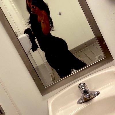 TIAnogaggin's profile picture. Push down on her lower stomach during missionary!! Thank me later fellas ‼️