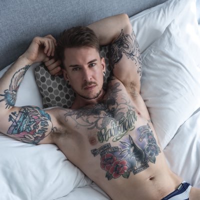 Your 6ft Aussie bestie. Follow me if you’re gay✨