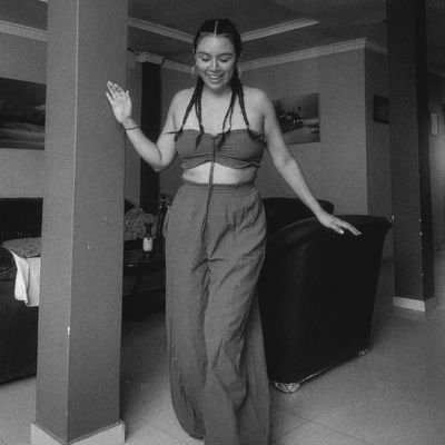 dome20180813's profile picture. Amando los ojos lindos de la abuela y la tía, a Toby 🐶, el picante y las uvas (lo demás en emojis)🍝🍋🌜🌌
En mi cuento el cielo es magia #MagicSky