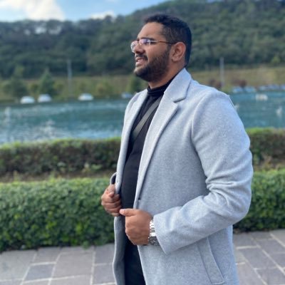 “محامٍ ومستشار قانوني، شغوف بصناعة أثر قانوني مستدام في القطاع الثالث والشركات. حلول مبتكرة، ورؤية تُبنى بحكمة.”