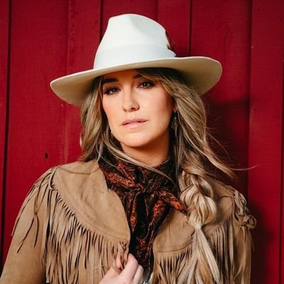 a country musician with a lovely chatting with ❣️
