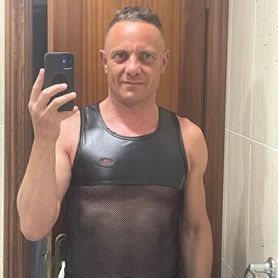 chienne no limite, cuve à sperme, face fucking, insultes, baffes, crachats, pisse, ballbusting, décrassage notamment skets, fouet, dressage, dogtraining…