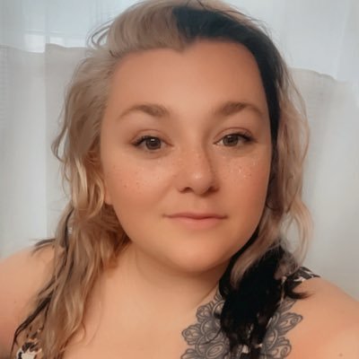 Pear_E's profile picture. I can make you a kickass corset ⬇️