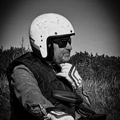 co-directeur de la publication et Rédacteur en chef du magazine Rétro Passion Automobiles, YouTube Moto Radio. Toujours sur une route.