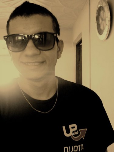 DJ , Sonhador , 20 anos , Um menino apaixonado por música , skate, Guitarrista, design gráfico,  apaixonado pela vida e por meus amigos! ♥