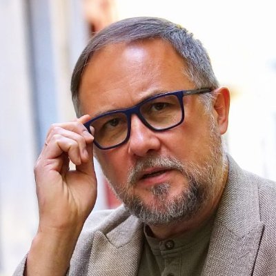 В знак протеста покинул эту помойку. Потом все же вернулся, чтобы продолжать информационную войну на территории идеологического врага.