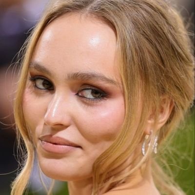 I am an actress, and I love everything about my Dad, my dad is nice,caring and kind to anyone one, Dad I just want to say I am proud to be his daughter.