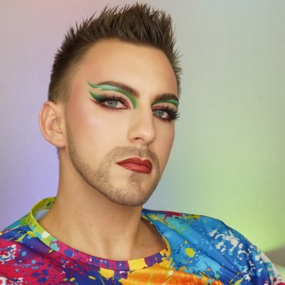 I’m Chris! Licensed Cosmetologist, Makeup Artist, & YouTuber. CashApp: chughesphs Business Inquiries: ChristopherJMUA@gmail.com #blendingbeauties