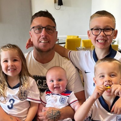 Father of 4 , manager ⚽️ @bittonafc ( all views are my own )
