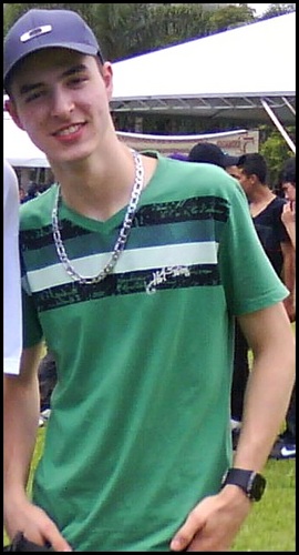 uma pessoa chata, problematico, insuportavel quando quero, Corinthiano fanatico, amigo de quem merece, e além de tudo feliz *-* Se gostou? siga-me