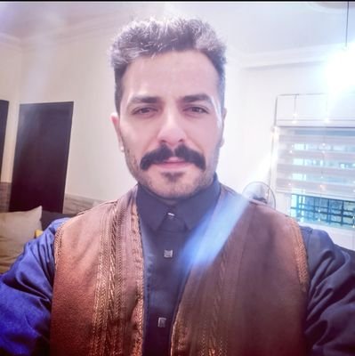 Mechanical engineer ,can speak : Arabic🇯🇴, English🇬🇧,German🇩🇪,Turkish🇹🇷
hope everyone feel peace, peace in Arabic means Salam (سلام) ; So Salam for All.