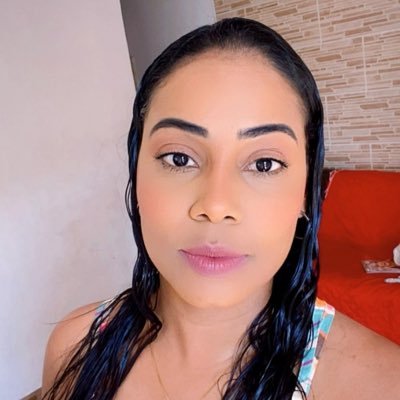 casada;
mãe 👭;
cristã e temente a Deus;
conservadora de direita