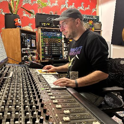 I Show Musicians How To Get Fans The Right Way/ YouTuber😎/Music Marketing Trends Newsletter & Podcast /I NO LONGER POST HERE. @jessecannon on Threads