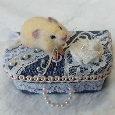 小さな可愛らしい動物たちをのんびりと製作して時々ひっそりヤフオクに出品したりしています(. ❛ ᴗ ❛.)
好きなものは動物/ハンドメイド作品/ミニチュア/可愛い物/美しい物/美味しそうな物/面白い物/イラストなど…
ふと直感で無言フォローしてますが何卒お許し下さい…:(´◦ω◦`):