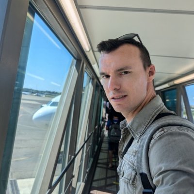 Moi c'est rom, 32 ans, je parle ici de SEO, Intelligence artificielle (IA), et d'investissement. Je partage mes projets business ici alors abonne-toi.