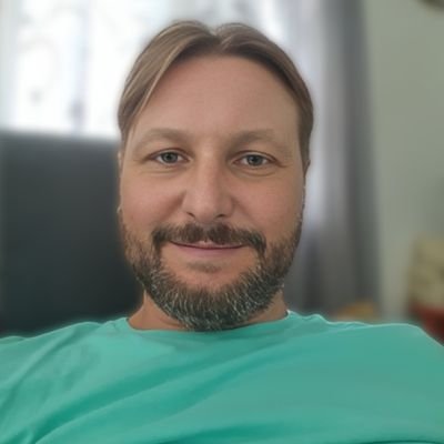 Direita. Conservador, defensor do livre mercado. Contra comunista/socialista.