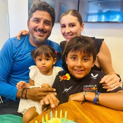 Soy Abogado, Maestro, papá de Nachito y Alondrita y esposo de Alondra, quienes son mi inspiración.