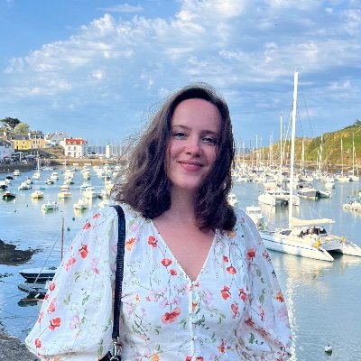Traductrice (EN, FR) et autrice (principalement des romcoms saphiques)
