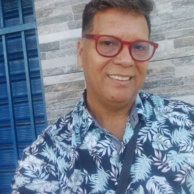 enamorado de la vida,abogado uc2014,me gusta la ecologia y la conservación del medio ambiente, preparador de reinas,activista social.