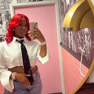 I’m here to laugh , talk to myself publicly & leave ✌🏽