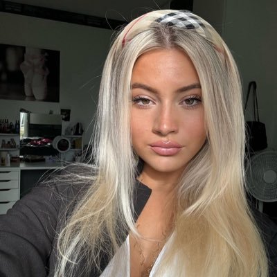 iledamour60's profile picture. 