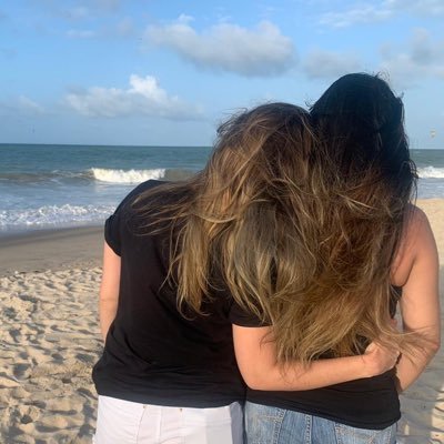 C.H. ♥️ Advogada 👩🏻💼 Casada 💍 Lésbica 🌈 ESTJ-T 🤓 Membro da Comissão de Direitos Humanos OAB/PB ☮️