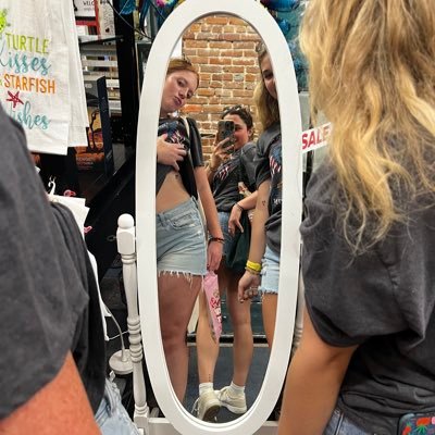 reaganbarrett22's profile picture. insta: @reaganbarrettt