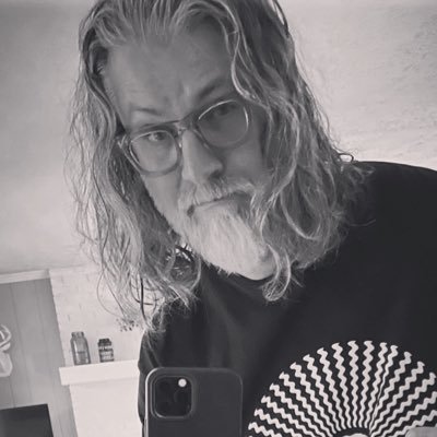 Human, musician, writer, playback supervisor, dad, bass/vox for Vitskär Süden, etc.