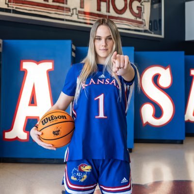 carlaaosma's profile picture. Real Canoe player / 16 / Class of 2024 / 6’1 ft / Forward / U16 European championship 🥈/ U18 European championship 🥉