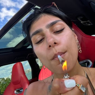 Yvanolems's profile picture. schizophrène🧌.